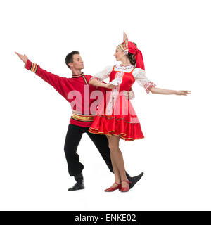 Coppia di ballerini in russo costumi tradizionali, ragazza in rosso sarafan e kokoshnik, ragazzo in pantaloni neri e maglietta rossa .embra Foto Stock