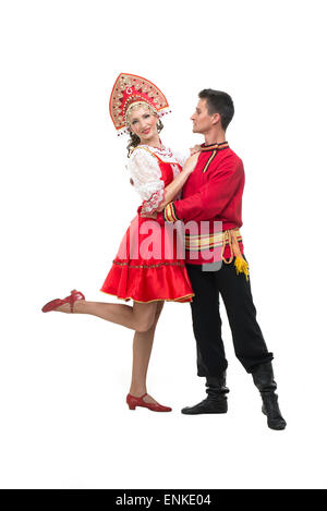 Coppia di ballerini in russo costumi tradizionali, ragazza in rosso sarafan e kokoshnik, ragazzo in pantaloni neri e maglietta rossa .embra Foto Stock