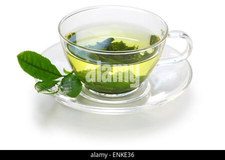 Bicchiere di vetro di tè verdi giapponesi isolati su sfondo bianco Foto Stock