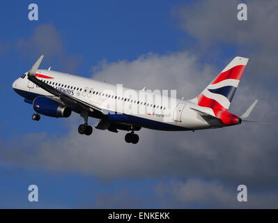 G-EUYP, un Airbus A320-232 (WL) della British Airways, decollo da Polderbaan all'aeroporto di Schiphol (AMS) al tramonto, catturato in volo. Foto Stock