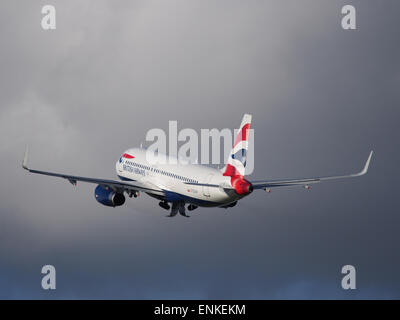 G-EUYP, un Airbus A320-232 (WL) della British Airways, decolla da Polderbaan all'aeroporto di Schiphol (AMS - EHAM) al tramonto. L'A320 è un aereo di linea popolare per rotte a corto e medio raggio. Foto Stock