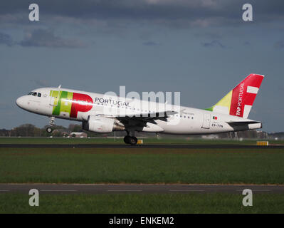 Il TAP Air Portugal Airbus A319-111, registrato come CS-TTN, decolla da Polderbaan all'aeroporto di Schiphol al tramonto. Questo aeromobile viene utilizzato per rotte a corto e medio raggio, servendo destinazioni in tutta Europa e in altre località. Foto Stock