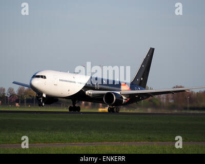 Titan Airways G-POWD Boeing 767 decollo da Polderbaan, Schiphol (AMS - EHAM) al tramonto, Foto Stock