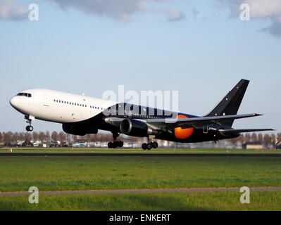 Titan Airways G-POWD Boeing 767 decollo da Polderbaan, Schiphol (AMS - EHAM) al tramonto, Foto Stock