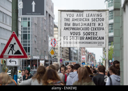 Turisti visitano il Checkpoint Charlie a Berlino, Germania, 07 maggio 2015. Berlino attira milioni di turisti ogni anno. Molti di loro ancora voglia di vedere i resti della prima città divisa - anche 25 anni dopo la riunificazione. Foto: MAURIZIO GAMBARINI/dpa Foto Stock