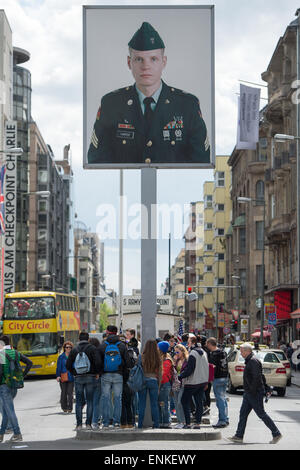 Turisti visitano il Checkpoint Charlie a Berlino, Germania, 07 maggio 2015. Berlino attira milioni di turisti ogni anno. Molti di loro ancora voglia di vedere i resti della prima città divisa - anche 25 anni dopo la riunificazione. Foto: MAURIZIO GAMBARINI/dpa Foto Stock