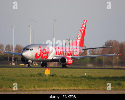 G-CELB Jet2 Boeing 737-377 decollo da Polderbaan, Schiphol (AMS - EHAM) al tramonto, Foto Stock