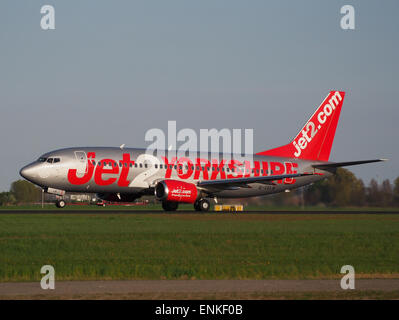 G-CELB Jet2 Boeing 737-377 decollo da Polderbaan, Schiphol (AMS - EHAM) al tramonto, Foto Stock