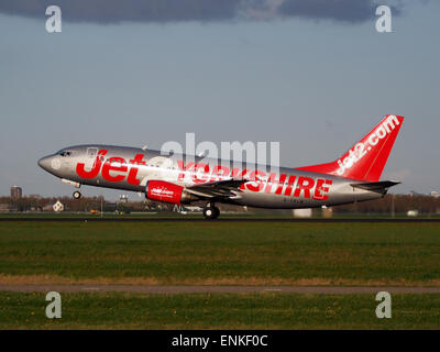 G-CELB Jet2 Boeing 737-377 decollo da Polderbaan, Schiphol (AMS - EHAM) al tramonto, Foto Stock