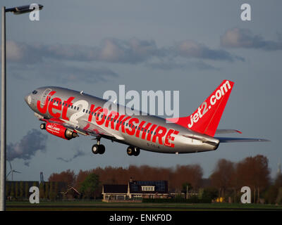 G-CELB Jet2 Boeing 737-377 decollo da Polderbaan, Schiphol (AMS - EHAM) al tramonto, Foto Stock