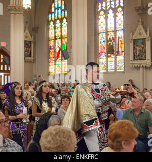 Detroit, Michigan - Un 'Mass mob' riempie Ste. Anne de Detroit chiesa cattolica per la messa del mattino della domenica. Foto Stock