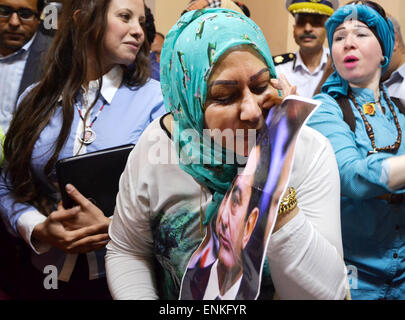 Il Cairo, Egitto. Il 7 maggio, 2015. I sostenitori di Egitto dell ex presidente Hosni Mubarak mostrano ritratti di lui presso la Corte di cassazione la quale esamina una prosecuzione appello contro una minore sentenza della Corte di giustizia che ha abbassato l omicidio contro Hosni Mubarak, il 7 maggio 2015. Un funzionario del tribunale ha detto ai giornalisti che la decisione sarà annunciato il 4 giugno come esperti legali dicono che potrebbe o respingere il ricorso di perseguimento o ordinare un nuovo processo Credito: Amr Sayed/immagini APA/ZUMA filo/Alamy Live News Foto Stock