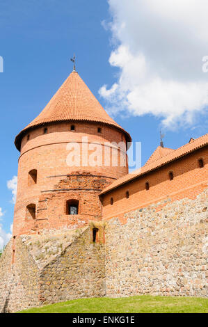 Torre rotonda e la parete del Castello di Trakai, Lituania Foto Stock