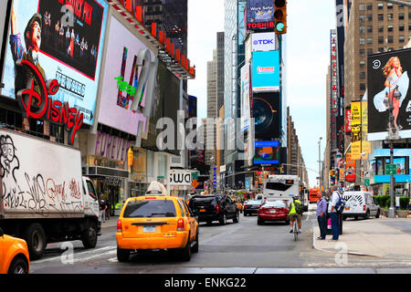 Times Square, in primo piano con i Teatri di Broadway e un enorme numero di cartelli a LED, è un simbolo di New York Foto Stock