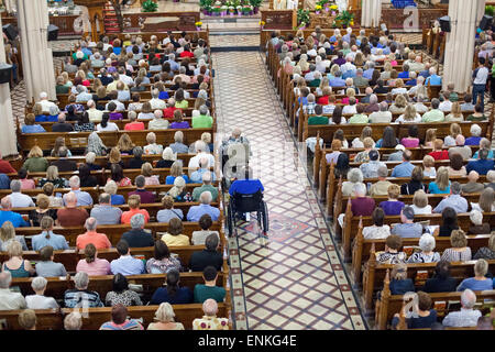 Detroit, Michigan - Un 'Mass mob' riempie Ste. Anne de Detroit chiesa cattolica per la messa del mattino della domenica. Foto Stock