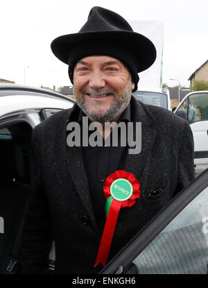 Bradford, West Yorkshire, Regno Unito. Il 7 maggio, 2015. Elezioni generali 2015, rispetto candidato del partito George Galloway fuori di campagna elettorale in Bradford West. Credito: West Yorkshire Immagini/Alamy Live News Foto Stock