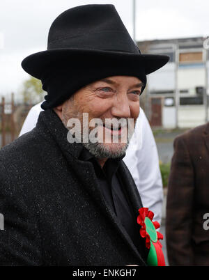 Bradford, West Yorkshire, Regno Unito. Il 7 maggio, 2015. Elezioni generali 2015, rispetto candidato del partito George Galloway fuori di campagna elettorale in Bradford West. Credito: West Yorkshire Immagini/Alamy Live News Foto Stock