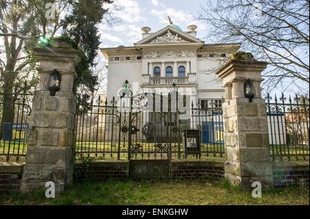 Una vista della zona di ingresso della Villa Cala nel distretto di Berlino di Zehlendorf a Berlino, Germania, 15 aprile 2015. Il Mansion, attualmente in possesso dello Stato del Qatar, rimasto vuoto per un numero di anni ed è ora soggetto a notevoli lavori di ristrutturazione. Foto: Paolo Zinken/dpa Foto Stock