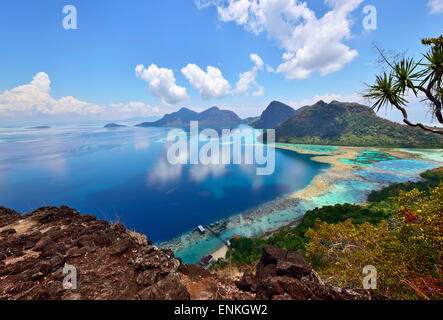 Vista aerea di isole tropicali nel Borneo Sabah, Malesia. Foto Stock