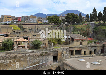 Ercolano con il Vesuvio in lontananza, Ercolano, Italia. Foto Stock