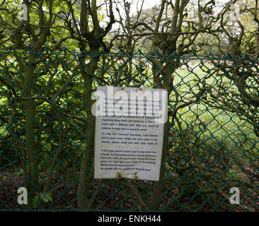 Messaggio di protesta attaccata alla recinzione di giardino in Sud Heath Buckinghamshire di essere distrutto da HS2 railway Londra a Birmingham Foto Stock