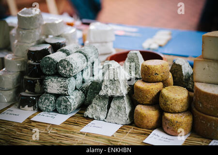 Il formaggio in vendita a stroud farmers market Foto Stock