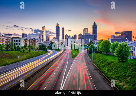 Atlanta, Georgia, Stati Uniti d'America downtown skyline della città sulla libertà Parkway. Foto Stock