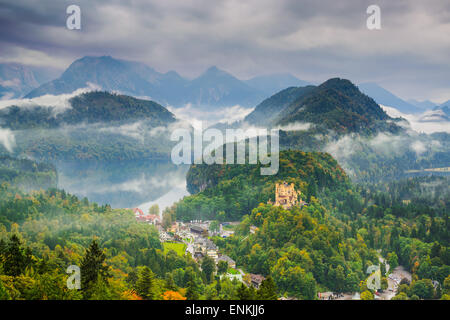 Le Alpi Bavaresi con Hohenschwangau, Germania. Foto Stock