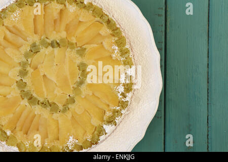 Rabarbaro apple vaniglia pan di spagna su piastra bianca e sfondo turchese con spazio di copia Foto Stock