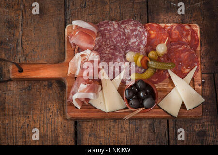 Le tapas di carne fredda piatto su una tavola di legno Foto Stock