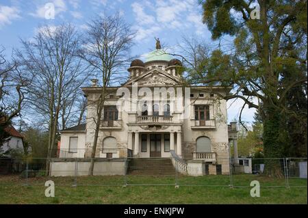 Una vista della zona di ingresso della Villa Cala nel distretto di Berlino di Zehlendorf a Berlino, Germania, 15 aprile 2015. Il Mansion, attualmente in possesso dello Stato del Qatar, rimasto vuoto per un numero di anni ed è ora soggetto a notevoli lavori di ristrutturazione. Foto: Paolo Zinken/dpa Foto Stock