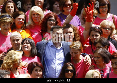 Atene, Grecia. 07 Maggio, 2015. Alexis Tsipras (centro) pone con la prevista off pulitori al di fuori del Maximos Mansion dopo i colloqui. Il Primo Ministro greco, Alexis Tsipras ha ricevuto una delegazione dei detergenti che sono stati licenziati dal ministero delle Finanze durante la crisi in Maximos Mansion, la sua residenza ufficiale. Recentemente è stato deciso dal governo, di ri-noleggio i pulitori. © Michael Debets/Pacific Press/Alamy Live News Foto Stock