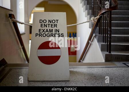 Scuola sala esame firmare Foto Stock