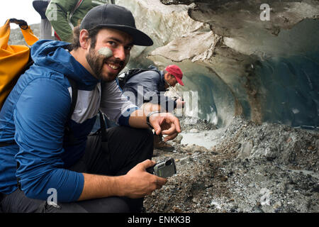 Fino vicino guardare il ghiacciaio di Reid nel Parco Nazionale di Glacier Bay, Alaska. Stati Uniti d'America. Modelli di ghiaccio e neve sul ghiacciaio di Reid nel Parco Nazionale di Glacier Bay, Alaska. Reid ghiacciaio è una lunga 11 miglia (18 km) glacier negli Stati Uniti stato dell'Alaska. Tendenze it nord a Reid ingresso nel Parco Nazionale e Riserva di Glacier Bay, a due miglia (3 km) a sud di Glacier Bay e a 72 miglia (116 km a nord-ovest di Hoonah. È stato nominato dai membri dell'Harriman Alaska Expedition per Harry Fielding Reid. Foto Stock