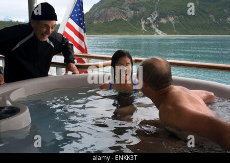 Passeggeri godendo di una vasca calda su una nave da crociera Safari adoperano anchgored scenario Cove Thomas Bay Tongass National Forest Alaska USA Foto Stock