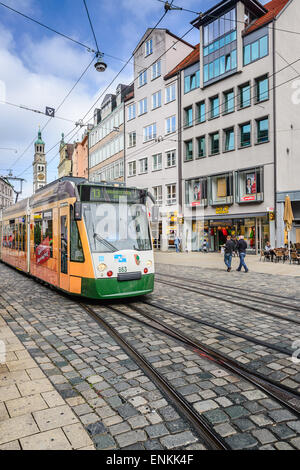 Il tram passa attraverso le strade di Augsburg. Il tram di Augusta ha una storia che risale al 1881. Foto Stock