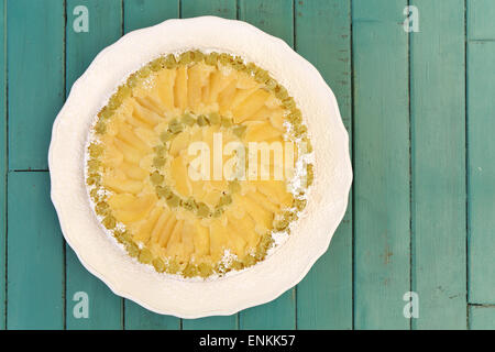 Rabarbaro apple vaniglia pan di spagna su piastra bianca e sfondo turchese con spazio di copia Foto Stock