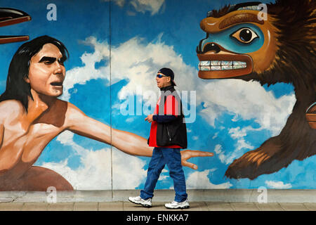 Murale di Bill Ray "Raven alla scoperta di umanità in un clam shell" lungo la strada nel centro cittadino, Juneau. L'Alaska. Stati Uniti d'America. Tlingit storia Foto Stock