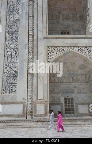 India, Agra il Taj Mahal. Famoso memoriale alla regina Mumtaz Mahal, circa 1632. UNESCO - Sito Patrimonio dell'umanità. Foto Stock