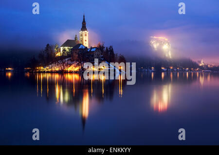 La nebbia al tramonto nel lago di Bled in Slovenia Foto Stock