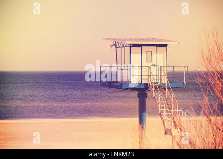 In stile vintage immagine filtrata di un bagnino torre su una spiaggia. Foto Stock