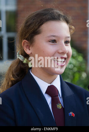 (150507) -- LAUNCESTON, 7 maggio 2015 (Xinhua) -- Chloe Edwards, uno studente da Scotch Oakburn College parla di media a Launceston, Australia, 7 maggio 2015. Un gruppo di Tasmanian gli studenti della scuola elementare sono stati rilasciati un invito formale a visitare la Cina dal Presidente Xi Jinping, dopo che essi hanno scritto a lui chiedendo il leader per visitare la Tasmania lo scorso anno. (Xinhua/Bai Xue) Foto Stock