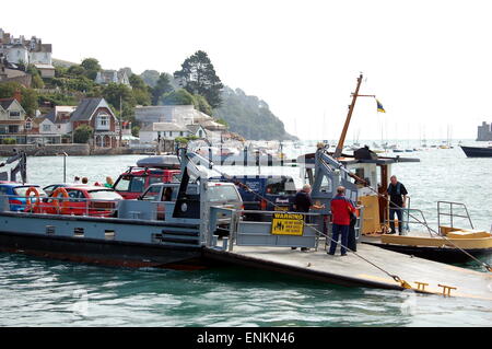 Auto in basso sulla nave traghetto a Dartmouth circa per attraversare il fiume Dart Kingswear nel South Devon. Foto Stock