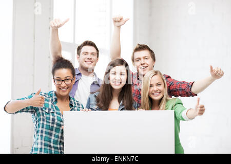 Gruppo di studenti a scuola con la scheda vuota Foto Stock