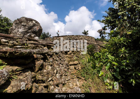 Turista che visita il sito archeologico della città perduta (Ciudad Perdida) Sierra Nevada di Santa Marta Colombia Foto Stock