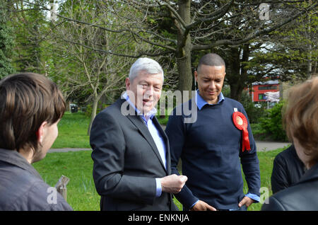 Elezioni generali 2015 -Alan Johnson a domicilio con il Sud di Norwich candidato del lavoro Clive Lewis, Aprile 2015 Foto Stock