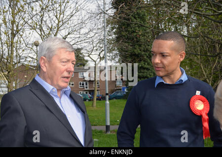 Elezioni generali 2015 -Alan Johnson a domicilio con il Sud di Norwich candidato del lavoro Clive Lewis, Aprile 2015 Foto Stock