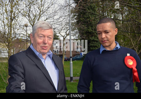 Elezioni generali 2015 -Alan Johnson a domicilio con il Sud di Norwich candidato del lavoro Clive Lewis, Aprile 2015 Foto Stock