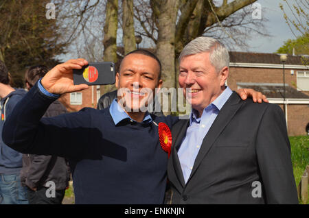 Elezioni generali 2015 -Alan Johnson a domicilio con il Sud di Norwich candidato del lavoro Clive Lewis, Aprile 2015 Foto Stock