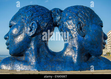 Morphous scultura dell'artista locale Lionel Smit lungo la Mouille Point promenade Foto Stock